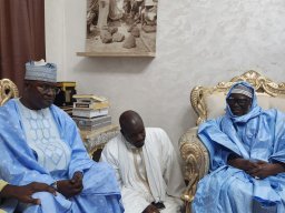 VISITE CHEZ LE KHALIFE DES MOURIDES CONDUISANT UNE DELEGATION AU NOM DU KHALIFE DE MEDINA BAYE CHEIKH MAHI IBRAHIMA NIASS